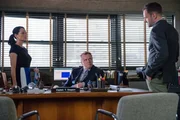 Dr. Watson (Lucy Liu, l.), Capt. Gregson (Aidan Quinn, M.) und Sherlock Holmes (Jonny Lee Miller, r.) versuchen herauszufinden, ob der Mörder des toten Mafioso selbst auch aus dem Dunstkreis der Mafia stammt ...