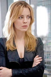 Die junge Witwe Clara Musso (Melissa George) taucht in den Büroräumen der Lightman Group auf, um der Firma ein lukratives Angebot zu machen.