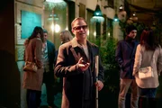 Alexander Haller (Philipp Hochmair) hat gerade gut gelaunt den Club verlassen und ruft sich ein Taxi.