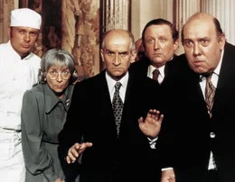 Auf der Hut: Charles (Louis de Fun&egrave;s, M.) hat erkannt, wie gef&auml;hrlich der Lebensmittelhersteller Tritctal ist und versucht vorsichtig und bedacht, zu beweisen, dass dieser sein Essen synthetisch herstellt ...
