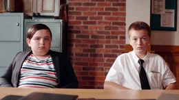 Schnell kann Max (Oscar Desgagn&eacute;s, rechts) seinen Cousin Charles (Joey B&eacute;langer, links) f&uuml;r sein Vorhaben gewinnen. Schwierig wird es f&uuml;r die beiden allerdings, den erforderlichen Kredit bei der Bank zu erhalten.