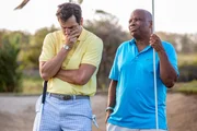 Commissioner Patterson (Don Warrington, r.) hilft DI Parker (Ralf Little, l.), sein Golfspiel zu verbessern. Doch für Parker wird aus dem Spiel blanker Ernst. Denn es hat sich zuvor ein schrecklicher Mord auf dem Golfplatz ereignet. Commissioner Patterson (Don Warrington, r.) hilft DI Parker (Ralf Little, l.), sein Golfspiel zu verbessern. Doch für Parker wird aus dem Spiel blanker Ernst. Denn es hat sich zuvor ein schrecklicher Mord auf dem Golfplatz ereignet.