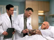 Arne Kondmann (Paul Maaß, rechts) leidet unter Hepatitis B. Auf der Suche nach der Ursache finden Dr. Roland Heilmann (Thomas Rühmann, Mitte) und Dr. Philipp Brentano (Thomas Koch) ein entzündetes Tattoo. Arne hat sich wahrscheinlich in einem Tattoostudio angesteckt, doch Arne will den Namen des Studios nicht preisgeben.