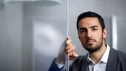 Mehrdad Mahdjoubis- der schwedische Industriedesigner entwickelte eine Dusche. Diese spart 80 % Energie und 90 % Wasser durch Recycling von 5 Liter Wasser. Mehrdad Mahdjoubis- der schwedische Industriedesigner entwickelte eine Dusche. Diese spart 80 % Energie und 90 % Wasser durch Recycling von 5 Liter Wasser.