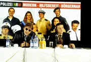 Jupp (Uwe Fellensiek, l.) und Taube (Christian M. Goebel, r.) sind auf PR-Tour für die Kölner Polizei. Jupp (Uwe Fellensiek, l.) und Taube (Christian M. Goebel, r.) sind auf PR-Tour für die Kölner Polizei.