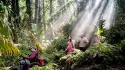 Tom (Kostja Ullmann), Paula (Caroline Hartig) und Joseph (Bongo Mbutuma) genie&szlig;en die Sch&ouml;nheit der Natur.