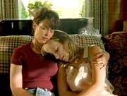 Marissa (Heather Miller, re.) verzweifelt, da sie nicht versteht, was mit ihrem K&ouml;rper vor sich geht. Ihre Mutter (Mary Cadorette,li.) versucht sie zu tr&ouml;sten.