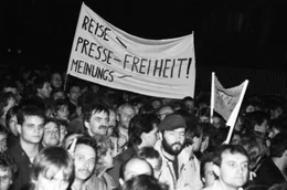 Montagsdemonstration in Leipzig am 16.10.1989 mit der Forderung nach &bdquo;Reise- Presse- Meinungsfreiheit&ldquo;