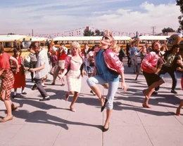 Stephanie (Michelle Pfeiffer, M.), die Anf&uuml;hrerin der Pink Ladies, hat sich schwer verliebt ...