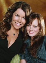 (7. Staffel) - Während sich Lorelai (Lauren Graham, l.) in Sache Liebe auf Altbekanntes verlässt, stößt Rory (Alexis Bledel, r.) in ihrer Beziehung mit Logan immer wieder auf Differenzen ...