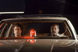 L-R:  Martin Riggs (Mel Gibson)  und Roger Murtaugh (Danny Glover)