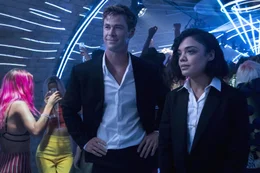 Ein wichtiger Auftrag f&uuml;hrt Agent H (Chris Hemsworth) und Agent M (Tessa Thompson) auf eine schrille Party, bei der Erdenb&uuml;rger und Au&szlig;erirdische feiern.
