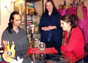 Aphrodisiaka scheinen für Rieke (re.) und Harames (li.) der letzte Ausweg zu sein, ihre sexuelle Beziehung zu retten.