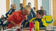 Hausmeister Joe (John F. Brungot, links) versucht Blaze (Kadir Duran, rechts) gegen seine Freunde aufzustacheln, die an SuperDupers Wettbewerb zur Suche nach einem neuen Weggefährten teilnehmen.