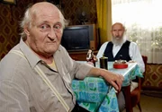 Onkel Krischan (Hans Kahlert) und sein Freund Herr Buschbohm (Hannes Stelzer) in der guten Stube von Brakelmann.