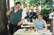 Ungewöhnlich, dass beide Kommissare gemeinsam in ihrer Freizeit im Biergarten auftauchen (Joseph Hannesschläger, l., Markus Böker, r.).