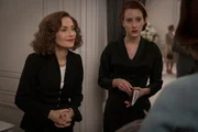 L-R: Claudine Colbert (Isabelle Huppert) und Marguerite (Roxane Duran)