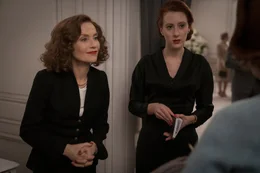 L-R: Claudine Colbert (Isabelle Huppert) und Marguerite (Roxane Duran)