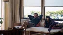 Charlie (Dan Stevens) und Gesch&auml;ftspartnerin Mina (Sheila Vand) genie&szlig;en das riesige Haus, das sie f&uuml;r ein Wochenende gemeinsam mit ihren Partnern gemietet haben.