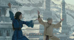 &Uuml;ben, dem Wasser ihren Willen aufzuzwingen, damit sie ihre Feinde in Schach halten k&ouml;nnen: Aang (Noah Ringer, r.) und Katara (Nicola Peltz, l.) ...