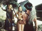 Mary (Melissa Sue Anderson, l.) und Laura (Melissa Gilbert, M.) begegnen Willie (Jonathan Gilbert, r.), der sich als Robin Hood verkleidet hat. Mary (Melissa Sue Anderson, l.) und Laura (Melissa Gilbert, M.) begegnen Willie (Jonathan Gilbert, r.), der sich als Robin Hood verkleidet hat.