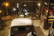 Das Team hat den Tatort gefunden, doch vom Täter ist weit und breit keine Spur. Jetzt beginnt ein Wettlauf mit der Zeit für Officer Jeff Bedwell (John Lacy, 2.v.r.), Prentiss (Paget Brewster, 2.v.l.), Rossi (Joe Mantegna, l.) und Morgan (Shemar Moore, r.). Das Team hat den Tatort gefunden, doch vom Täter ist weit und breit keine Spur. Jetzt beginnt ein Wettlauf mit der Zeit für Officer Jeff Bedwell (John Lacy, 2.v.r.), Prentiss (Paget Brewster, 2.v.l.), Rossi (Joe Mantegna, l.) und Morgan (Shemar Moore, r.).