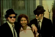 Jake (John Belushi, l.) und sein Bruder Elwood (Dan Aykroyd, r.) besuchen das Waisenhaus, in dem sie aufgewachsen sind. Die Mutter Oberin klagt ihnen ihr Leid, sie m&uuml;sse 5.000 Dollar bezahlen, ansonsten wolle die Kirche das Waisenhaus schlie&szlig;en ...