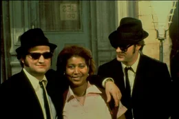 Jake (John Belushi, l.) und sein Bruder Elwood (Dan Aykroyd, r.) besuchen das Waisenhaus, in dem sie aufgewachsen sind. Die Mutter Oberin klagt ihnen ihr Leid, sie m&uuml;sse 5.000 Dollar bezahlen, ansonsten wolle die Kirche das Waisenhaus schlie&szlig;en ...