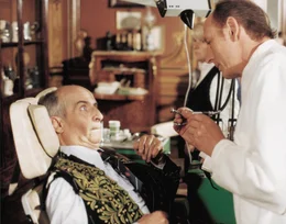 Nachdem sein Gegner Trictal ihn zwang gro&szlig;e Mengen verdorbener Speisen zu essen, muss Charles (Louis de Fun&egrave;s, l.) zum Arzt. Er f&uuml;rchtet, er hat seinen au&szlig;ergew&ouml;hnlichen Geschmacksinn verloren ...