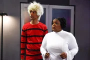 Um ihren Freund Pierce aus seinem eigenen Panikraum zu befreien, begeben sich Abed (Danny Pudi, l.) und Shirley (Yvette Nicole Brown, r.) auf die Suche nach dem Code f&uuml;r die verschlossene Sicherheitst&uuml;r und sto&szlig;en dabei auf einige interessante Geheimnisse ...
