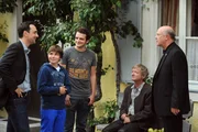 Christian gibt zu, die Rosen aus dem Blumenbeet genommen zu haben. Von links: Mike Preissinger (Harry Blank), Christian Preissinger (Marinus Kaffl), Florian Brunner (Tommy Schwimmer), Xaver (Michael Schreiner) und Pfarrer Kurz (Hans Stadlbauer). Christian gibt zu, die Rosen aus dem Blumenbeet genommen zu haben. Von links: Mike Preissinger (Harry Blank), Christian Preissinger (Marinus Kaffl), Florian Brunner (Tommy Schwimmer), Xaver (Michael Schreiner) und Pfarrer Kurz (Hans Stadlbauer).