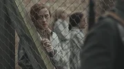 Yvonne Basedon (Kelsey Cooke) in einem Konzentrationslager.