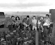 (6. Staffel) - Die sechs Freunde (v.l.n.r.) Joey (Matt LeBlanc), Monica (Courteney Cox), Chandler (Matthew Perry), Phoebe (Lisa Kudrow), Rachel (Jennifer Aniston) und Ross (David Schwimmer) gehen miteinander durch dick und dünn.