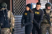 (Mitte v.l.n.r.) FBI SA Maggie Bell (Missy Peregrym); FBI SA Stuart Scola (John Boyd)