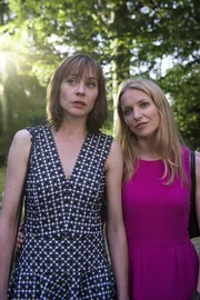 Sophies Schwester Julia (Diana Staehly, r.) findet, Sophie (Christiane Paul, l.) ist nach einem Streit mit Fritz nicht in der passenden Stimmung, ein Verlagsfest zu besuchen.