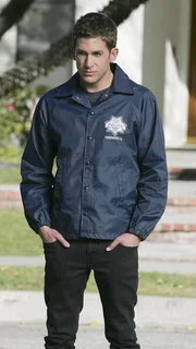 Bei einer Schießerei wurden der Nachbarschaftswächter Bill French und der 7-jährige Jason Morley erschossen. Greg Sanders (Eric Szmanda) und die Kollegen des CSI beginnen am Tatort mit ihren Ermittlungen. Bei einer Schießerei wurden der Nachbarschaftswächter Bill French und der 7-jährige Jason Morley erschossen. Greg Sanders (Eric Szmanda) und die Kollegen des CSI beginnen am Tatort mit ihren Ermittlungen.