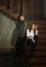 (6. Staffel) - Viel Zeit ist vergangen bis Castle (Nathan Fillion, l.) und Beckett (Stana Katic, r.) endlich zusammengefunden haben. Hat ihre Beziehung eine Chance?