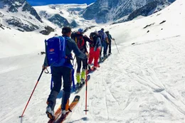 Im Aufstieg zur Cabane de Dix, die Gruppe ist bereits mehrere Stunden unterwegs. Die Haute Route dauert sechs Tage und erfordert Kondition und Ausdauer.