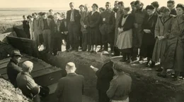 Begr&auml;bnis in Oude-Tonge, in der Provinz S&uuml;dholland 1953. Allein hier sterben 305 Menschen w&auml;hrend der Flutkatastrophe.