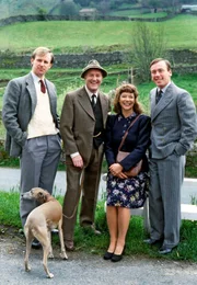 DER DOKTOR UND DAS LIEBE VIEH - WEIHNACHTSSPECIAL, "All creatures great and small", v.l.n.r. Tristan Farnon (Peter Davison), Siegfried Farnon (Robert Hardy), Helen Herriot (Carol Drinkwater) und James Herriot (Christopher Timothy)