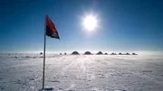 Zwei Wochen lang lebte die Forschergruppe in der Polarw&uuml;ste von Nordgr&ouml;nland. Im Hintergrund das Lager der Expedition. Im Umkreis von 150 km suchten die Forscher mit einem Bodenradar nach den Resten von Camp Century und den problematischen M&uuml;ll-Lagern.
