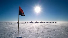 Zwei Wochen lang lebte die Forschergruppe in der Polarw&uuml;ste von Nordgr&ouml;nland. Im Hintergrund das Lager der Expedition 2017. Im Umkreis von 150 km suchten die Forscher mit einem Bodenradar nach den Resten von Camp Century und den problematischen M&uuml;ll-Lagern.