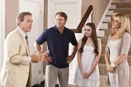 Sean (Tim McGraw, 2.v.l.), Collins (Lily Collins, 2.v.r.) und Leigh Anne (Sandra Bullock, r.) k&ouml;nnen es nicht glauben, als pl&ouml;tzlich der ber&uuml;hmte Trainer Nick Saban (Nick Saban, l.) vor der T&uuml;r steht und Interesse an Michael verk&uuml;ndet ...
