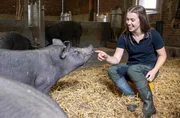 Zum Auftakt geht es nach Ostwestfalen-Lippe. Am Rand des Teutoburger Waldes, in Lage, setzt Leonie Froböse auf moderne Landwirtschaft. Voller frischer Ideen ist die 25-Jährige in die Landwirtschaft ihrer Eltern eingestiegen. Zusammen mit ihrem Mann Janis kümmert sich die Junglandwirtin um Schwäbisch-Hällische Landschweine.