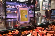 Plastikverzicht an der Fleischtheke: durch eine Frischebox, die immer wieder verwendet wird. Plastikverzicht an der Fleischtheke: durch eine Frischebox, die immer wieder verwendet wird.