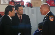 Jack Malone (Anthony LaPaglia, l.) und Danny Taylor (Enrique Murciano, M.) befragen den Chef (Daniel von Bargen, r.) des verschwundenen Scott Marshall ...