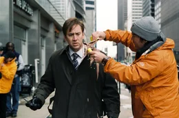 Regisseur Gore Verbinski, r. legt Hand bei Nicolas Cage, r. an