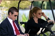 Samantha Spade (Poppy Montgomery, r.) und ihr Kollege Martin Fitzgerald (Eric Close, l.) hoffen, auf dem Golfplatz mehr &uuml;ber das Verschwinden der attraktiven Whitney Ridder herauszubekommen ...