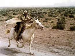 Der Revolverheld Nobody (Terence Hill) vertreibt sich die Zeit mit kleinen Gaunereien ...