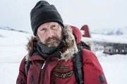Das Flugzeug ist schwer besch&auml;digt und Overg&aring;rd (Mads Mikkelsen) steht nun vor einer schweren Entscheidung.
